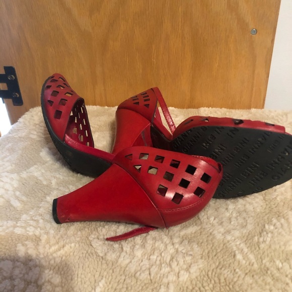 Red heels - Picture 3 of 4